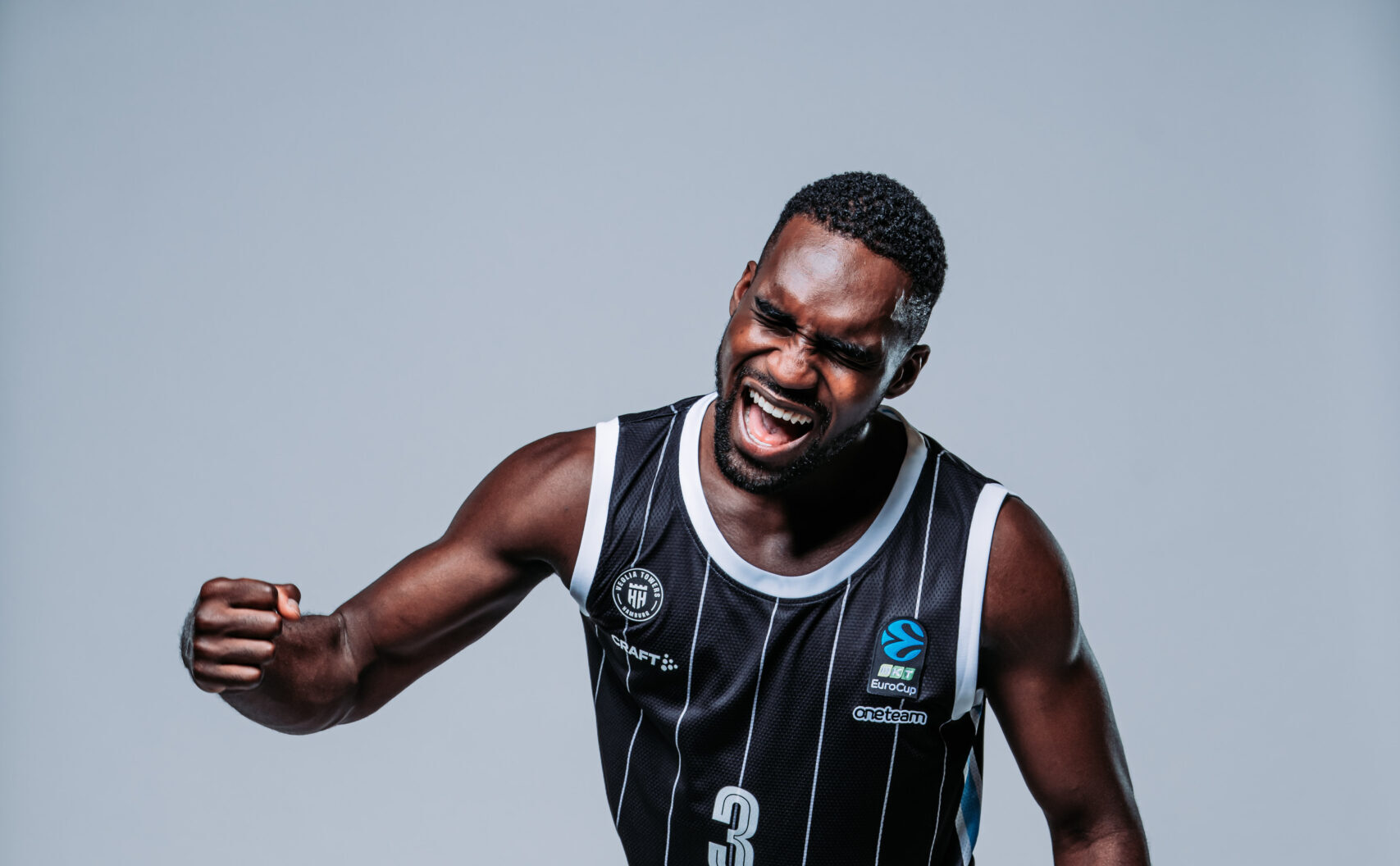 Osaro Rich in schwarzem Trikot jubelt