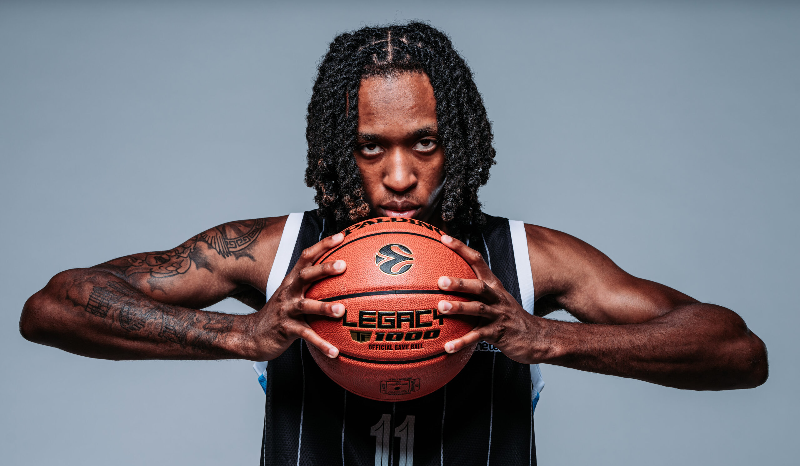 Keondre Kennedy hält Ball fest, schwarzes Trikot