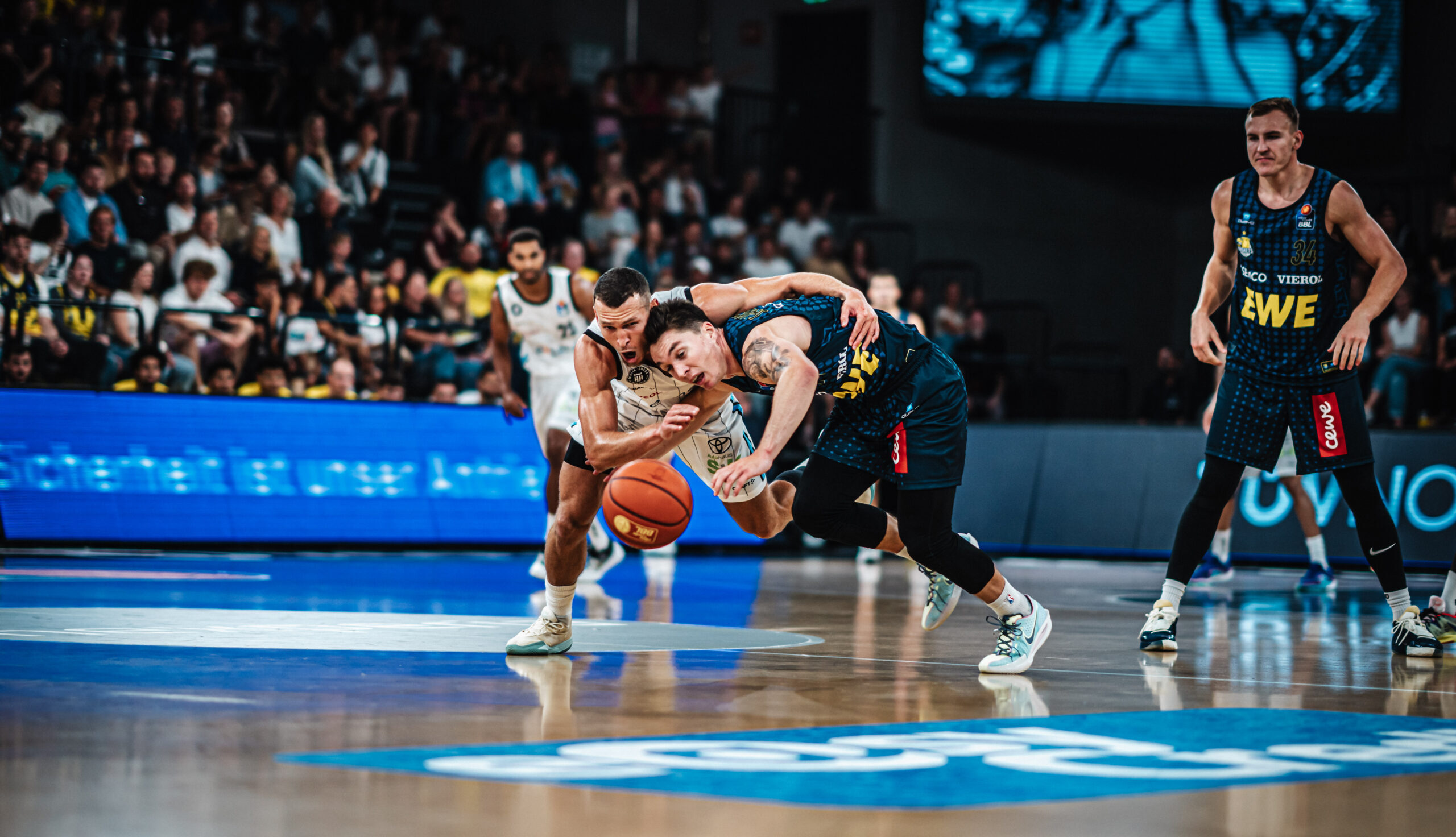Brae Ivey (#1, Veolia Towers Hamburg) und Justin Jaworski (#11, EWE Baskets Oldenburg) kämpfen um den Ball