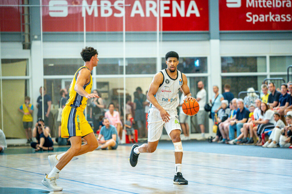 Jordan Barnett dribbelt den Ball beim Testspiel gegen ALBA BERLIN