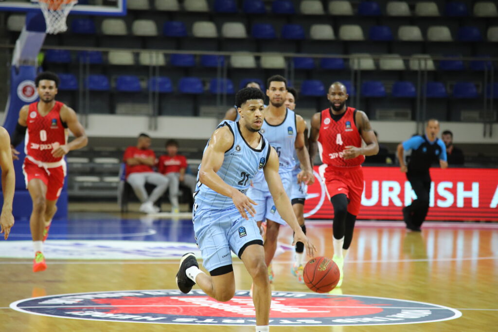 Jordan Barnett dribbelt den Ball beim Spiel Veolia Towers gegen Hapoel Bank Yahav Jerusalem