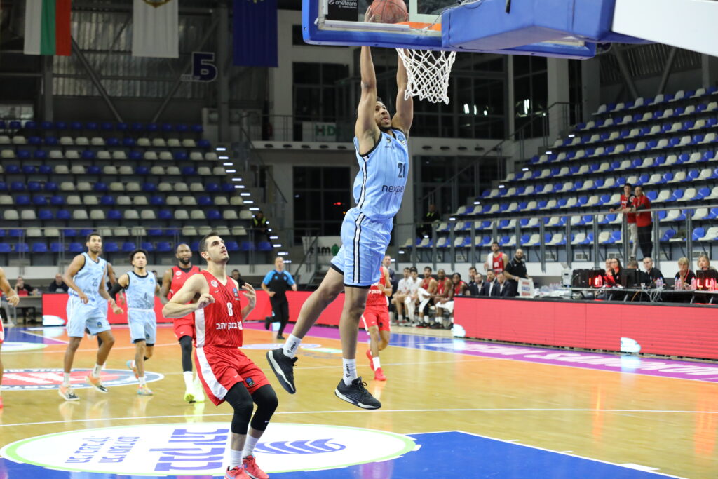 Jordan Barnett dunkt den Ball beim Spiel Veolia Towers gegen Hapoel Bank Yahav Jerusalem