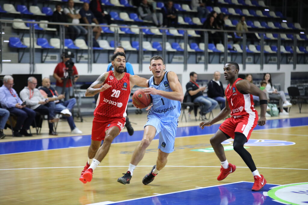 Brae Ivey geht zum Korb beim Spiel Veolia Towers gegen Hapoel Bank Yahav Jerusalem