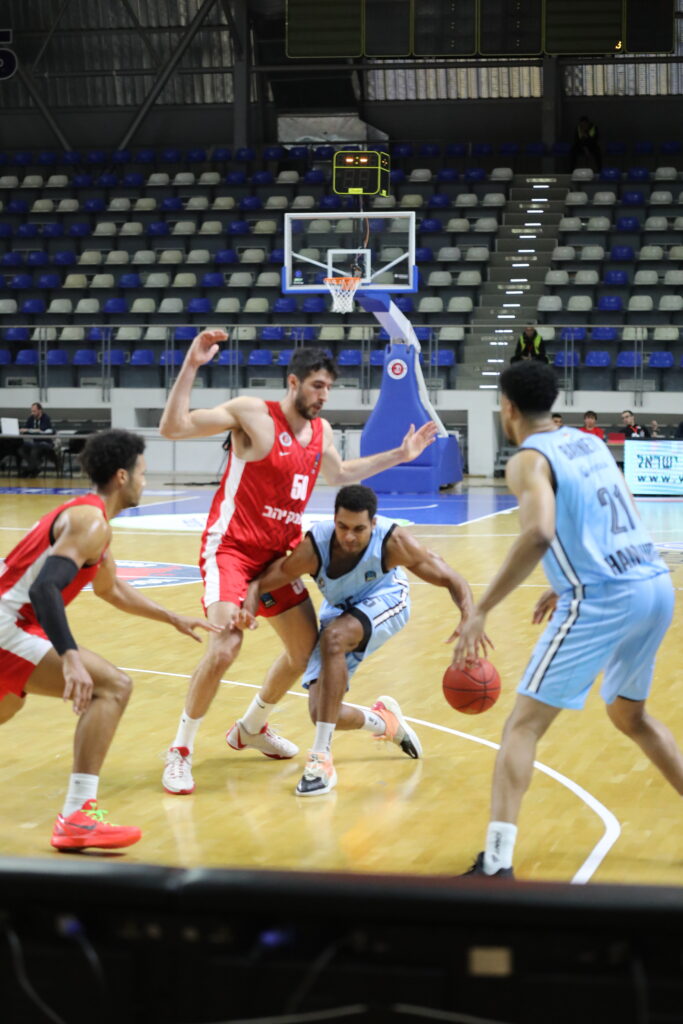 Kenneth Ogbe dribbelt den Ball beim Spiel Veolia Towers gegen Hapoel Bank Yahav Jerusalem