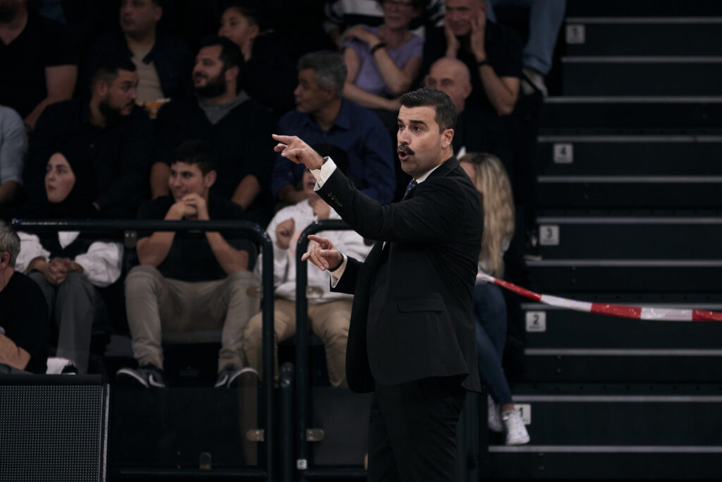 Ankaras Head Coach Erdem Can gestikuliert mit Finger