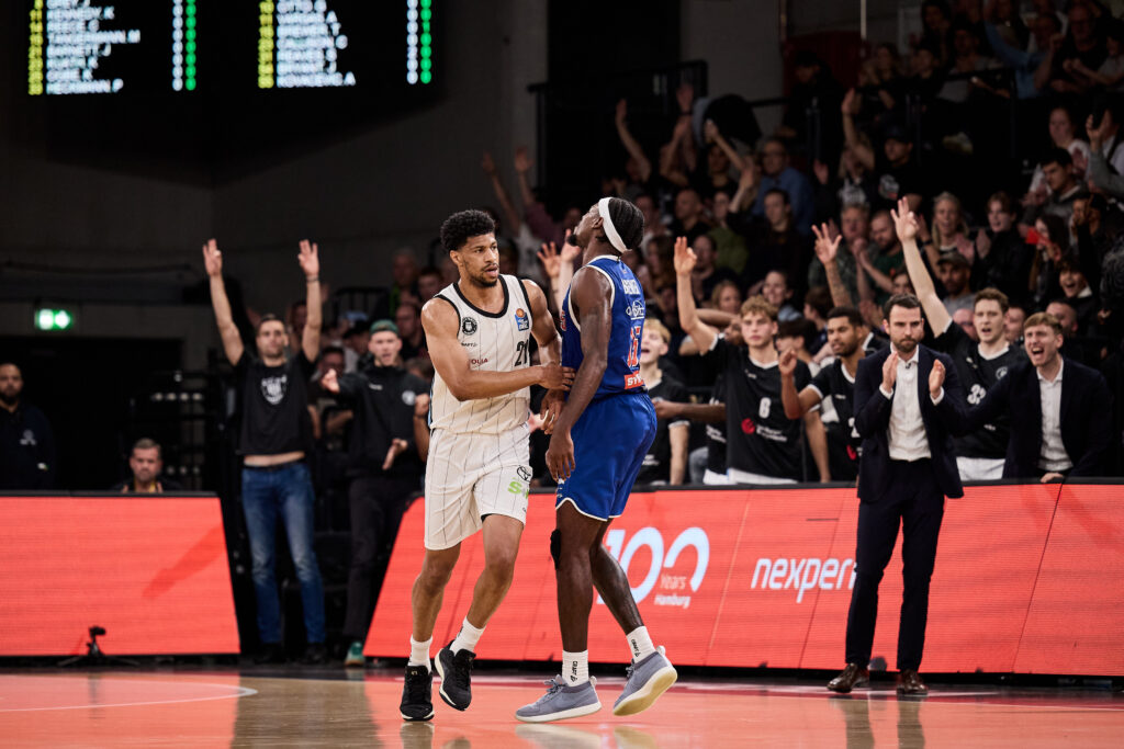Towers-Bank feiert, im Vordergrund Jordan Barnett und Spieler des MBC