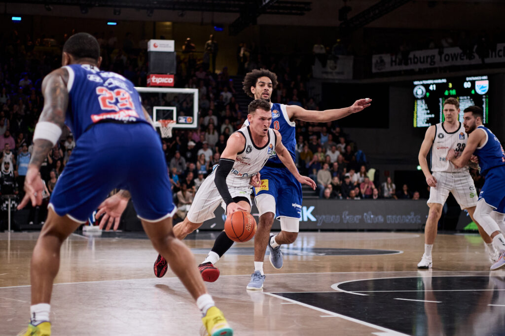 Brae Ivey zieht zum Korb gegen den MBC