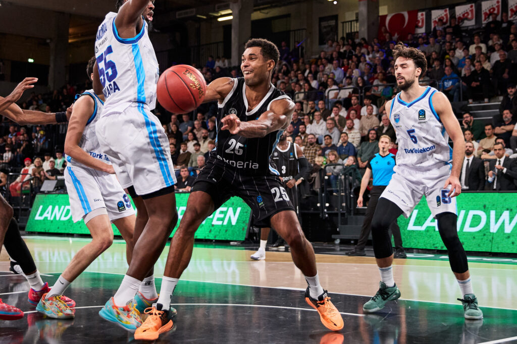 Kenneth Ogbe passt den Ball gegen Ankara