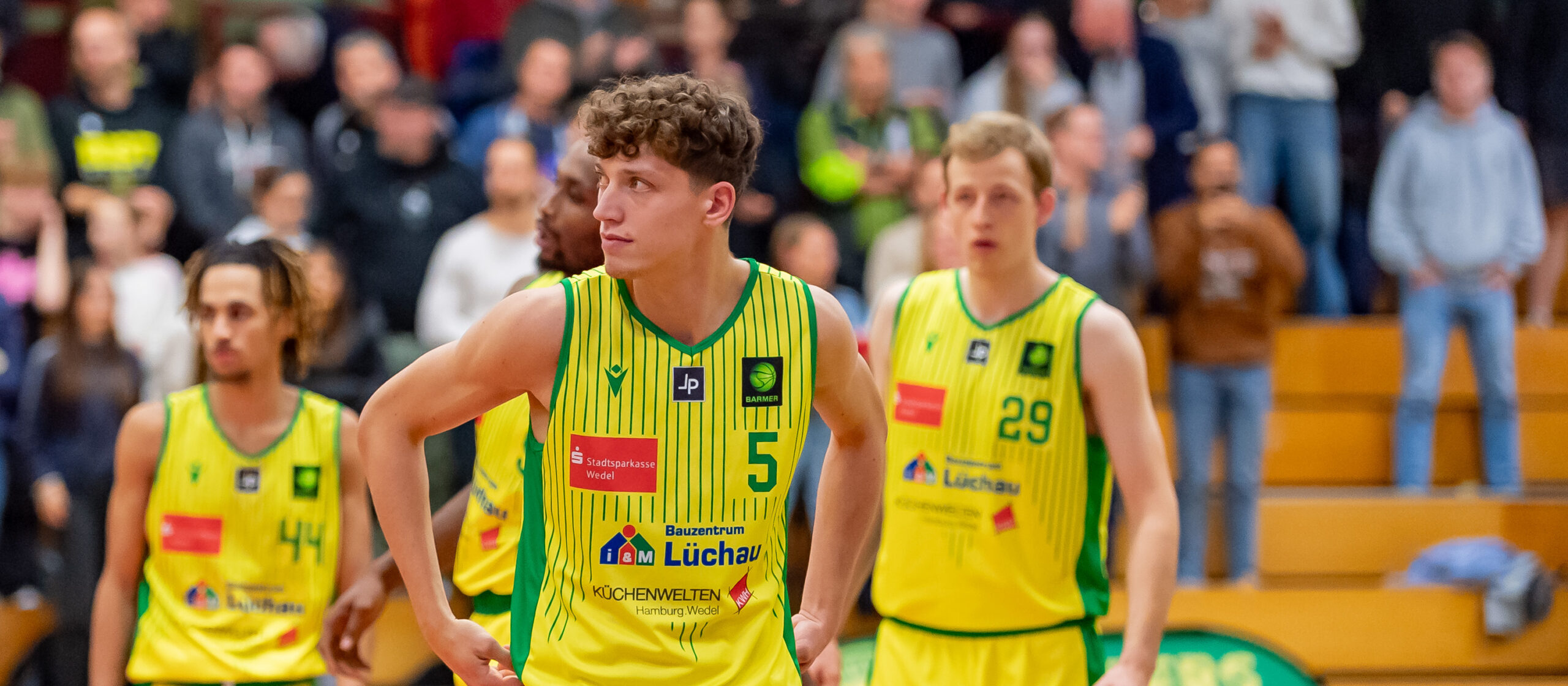 Spieler in gelb-grünen Trikots auf dem Spielfeld