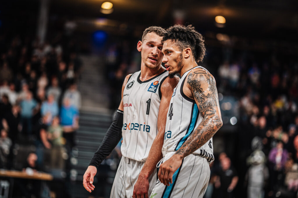 Jaizec Lottie und Brae Ivey beim Spiel gegen die EWE Baskets Oldenburg