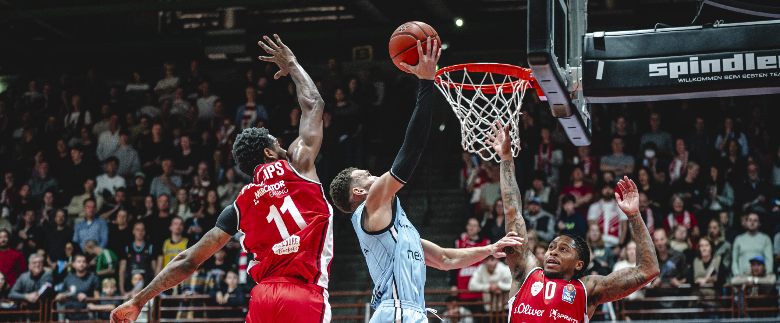 Brae Ivey beim LayUp im Spiel FIT/One Baskets Würzburg vs. Veolia Towers Hamburg