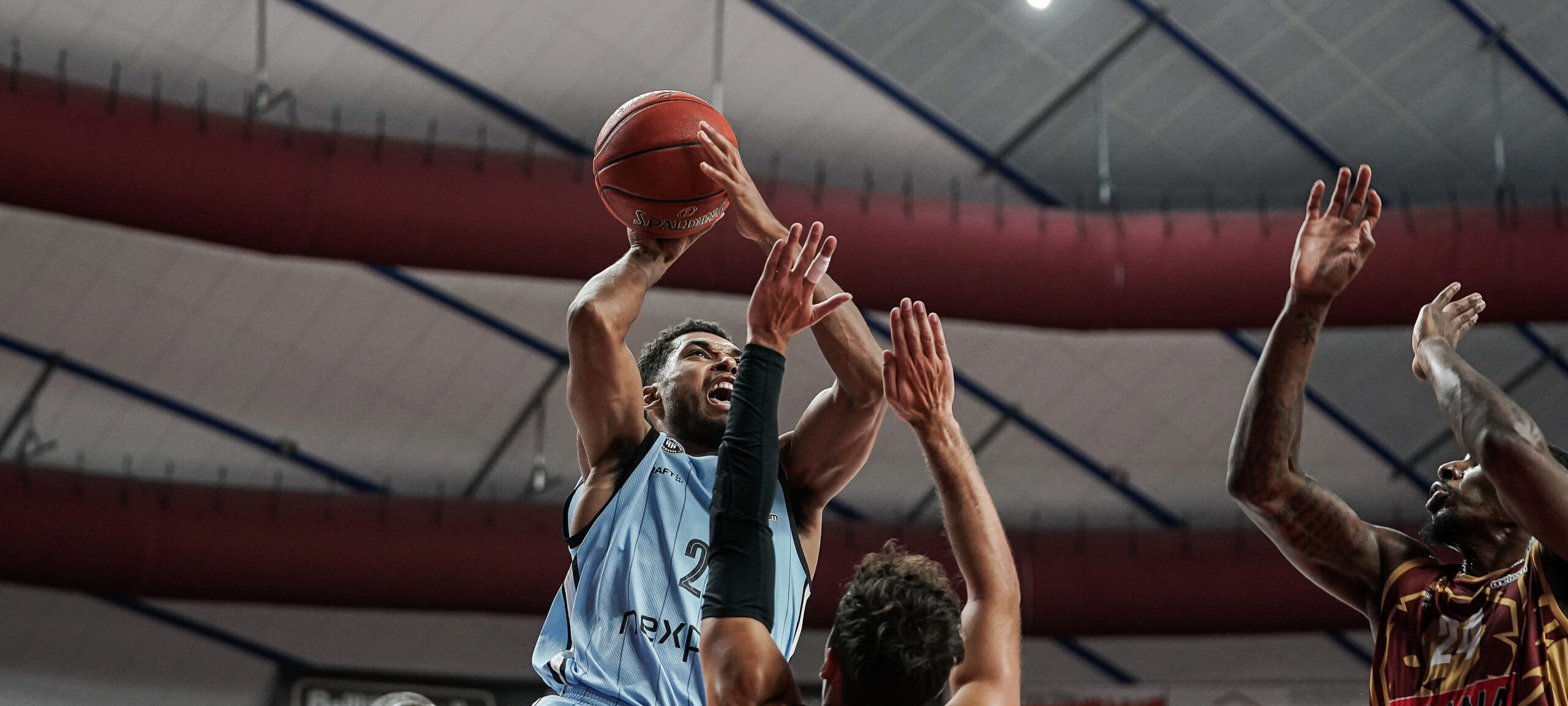 Kenneth Ogbe am Ball Umana Reyer Venezia vs. Veolia Towers Hamburg