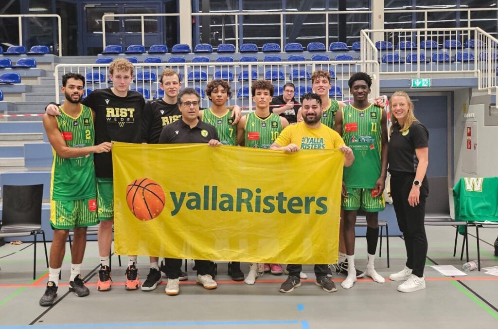 Gruppenfoto des SC Rist Wedel mit Fan der yallaRisters
