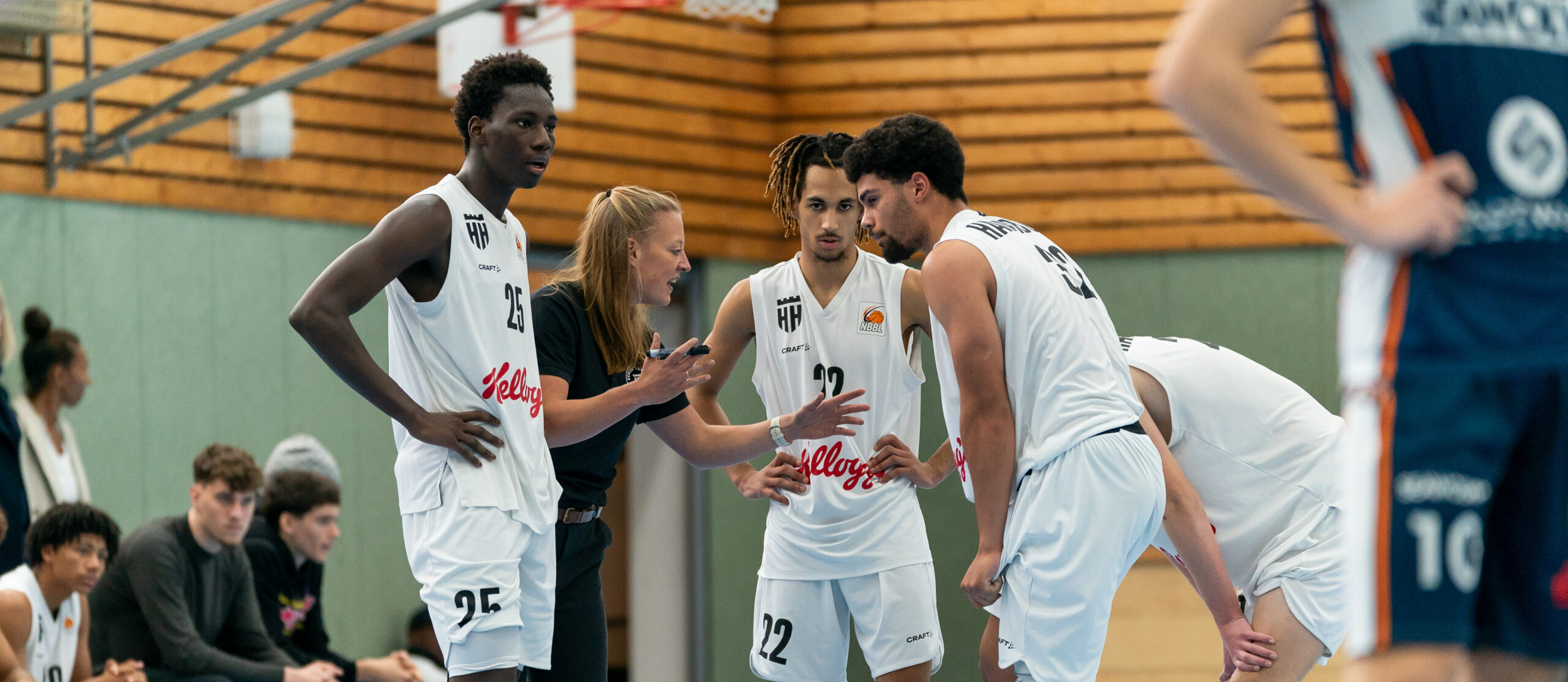 NBBL-Trainerin Constanze Wegner im Gespräch mit vier Spielern