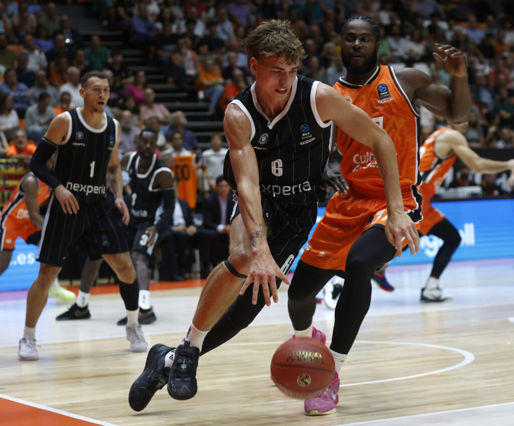 Leif Möller dribbelt den Ball beim Spiel Veolia Towers gegen Valencia Basket