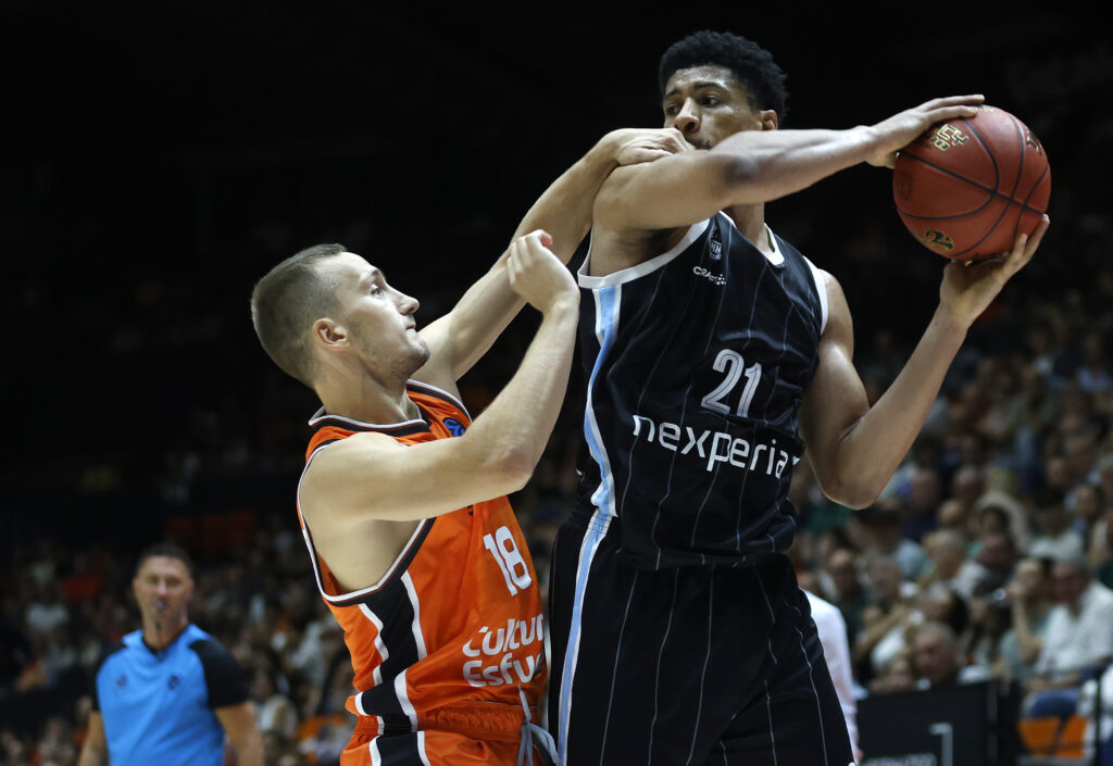 Jordan Barnett hält den Ball beim Spiel Veolia Towers gegen Valencia Basket