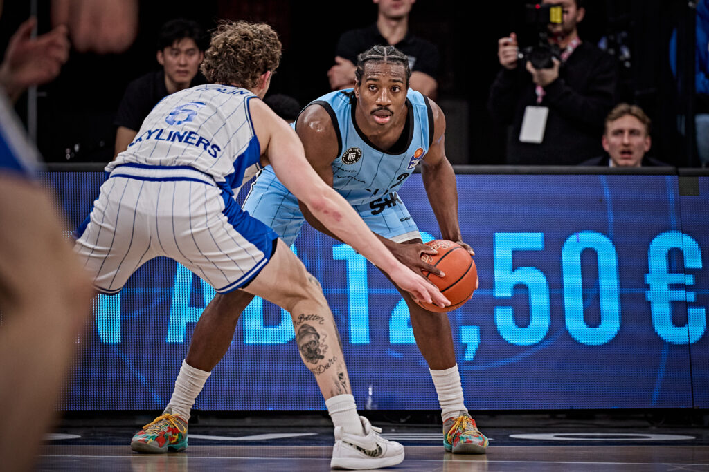 Johnathan Stove mit Ball in der Hand gegen Frankfurt