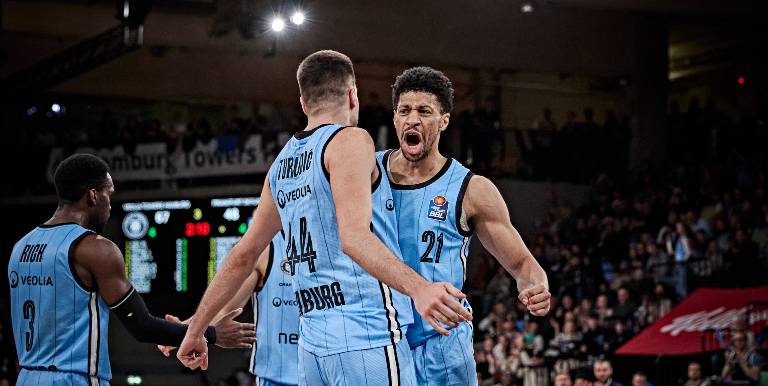 Benedikt Turudic und Jordan Barnett feiern den Sieg gegen Frankfurt