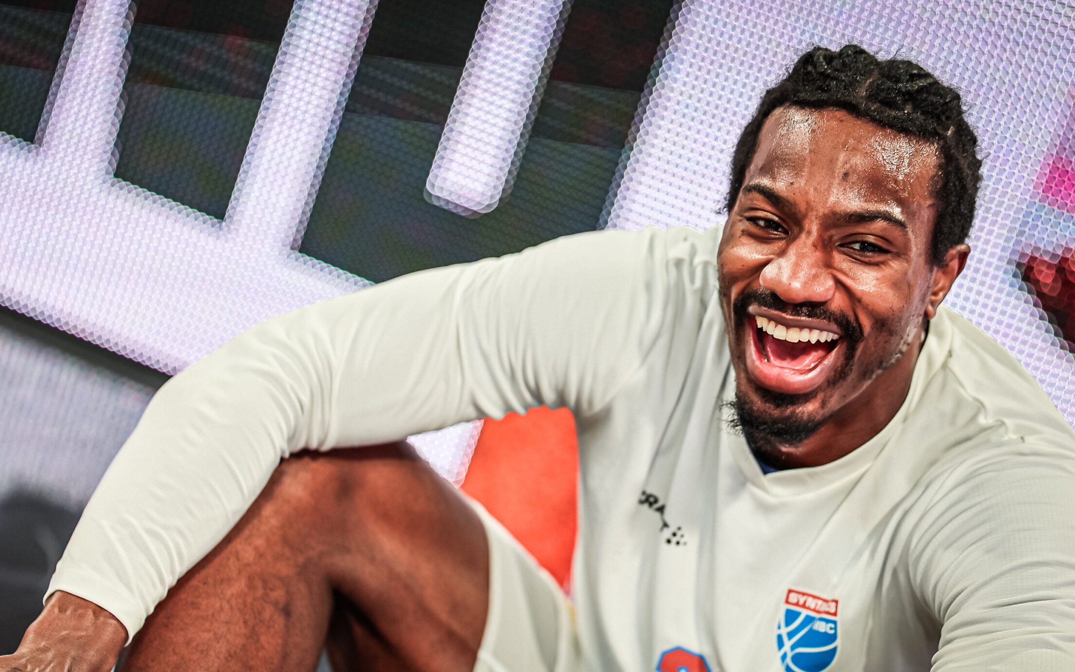 Johnathan Stove lächeln beim Warm-Up im MBC-Shirt