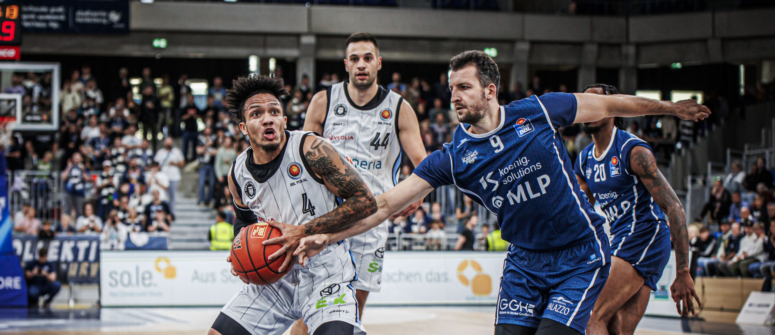 Jaizec Lottie zieht in Heidelberg gegen Paul Zipser zum Korb