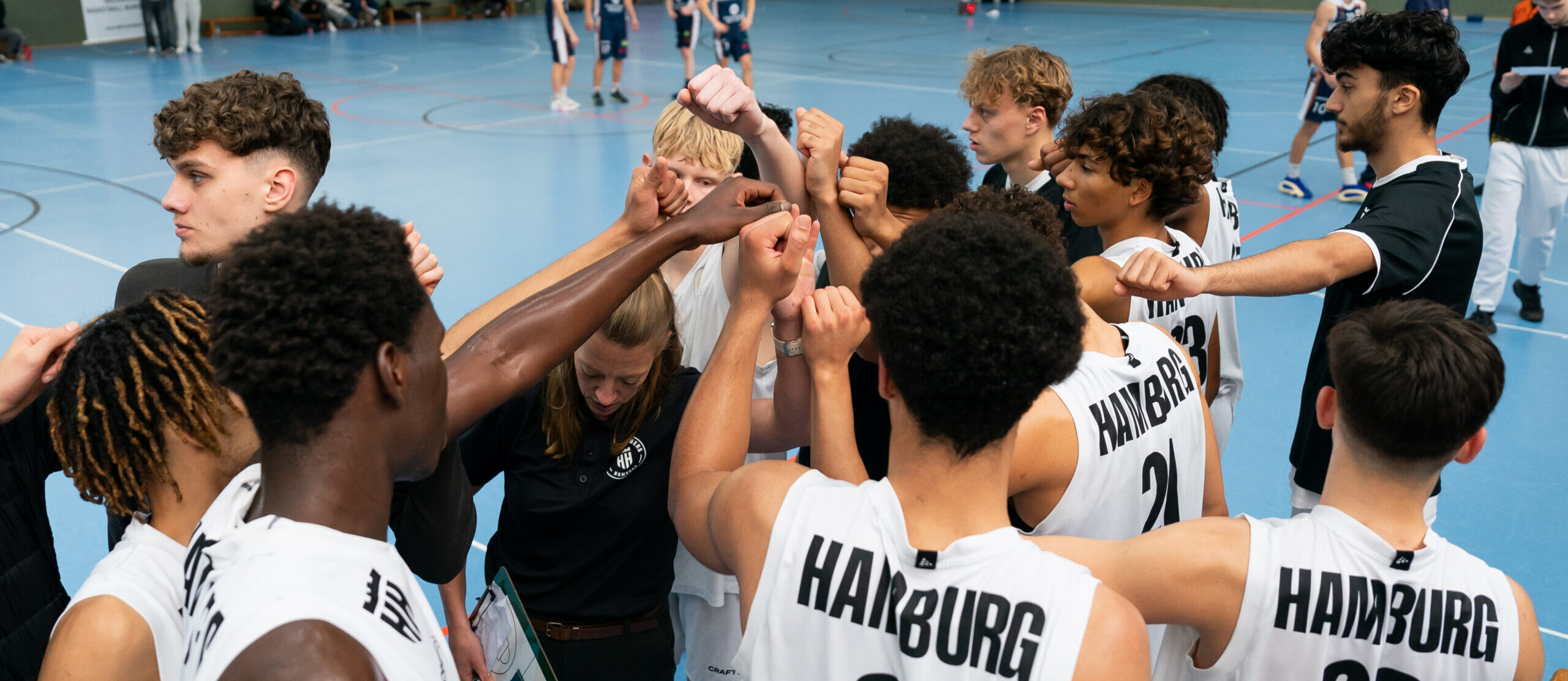 Teamhuddle NBBL Hamburg Towers in weißen Trikots