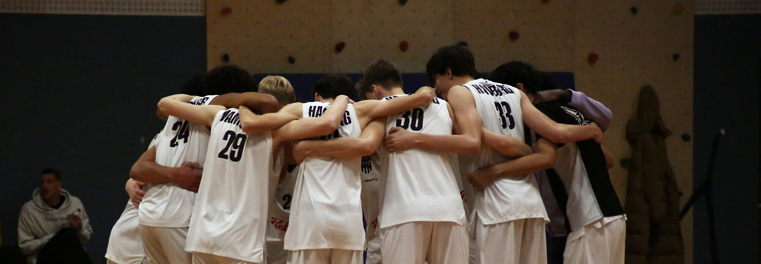 Teamhuddle NBBL Hamburg Towers in weißen Trikots