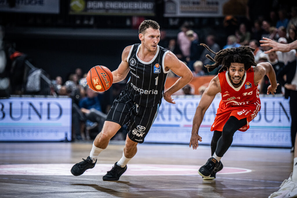 Brae Ivey von den Veolia Towers Hamburg am Ball beim Spiel gegen RASTA Vechta