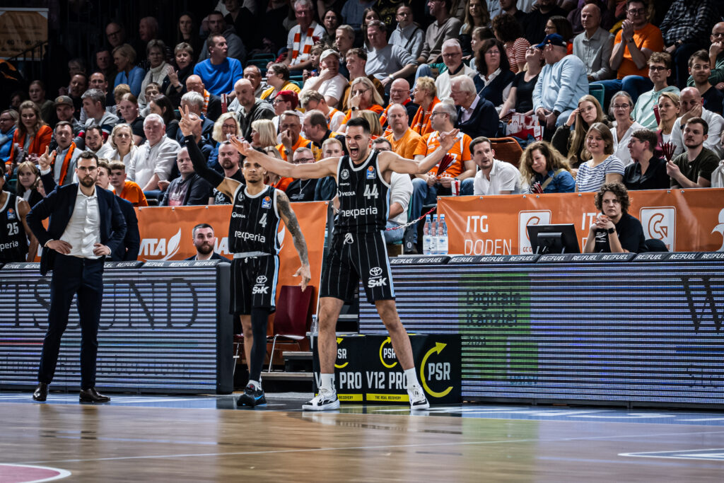 Benedikt Turudic von den Veolia Towers Hamburg feiert emotional beim Spiel gegen RASTA Vechta