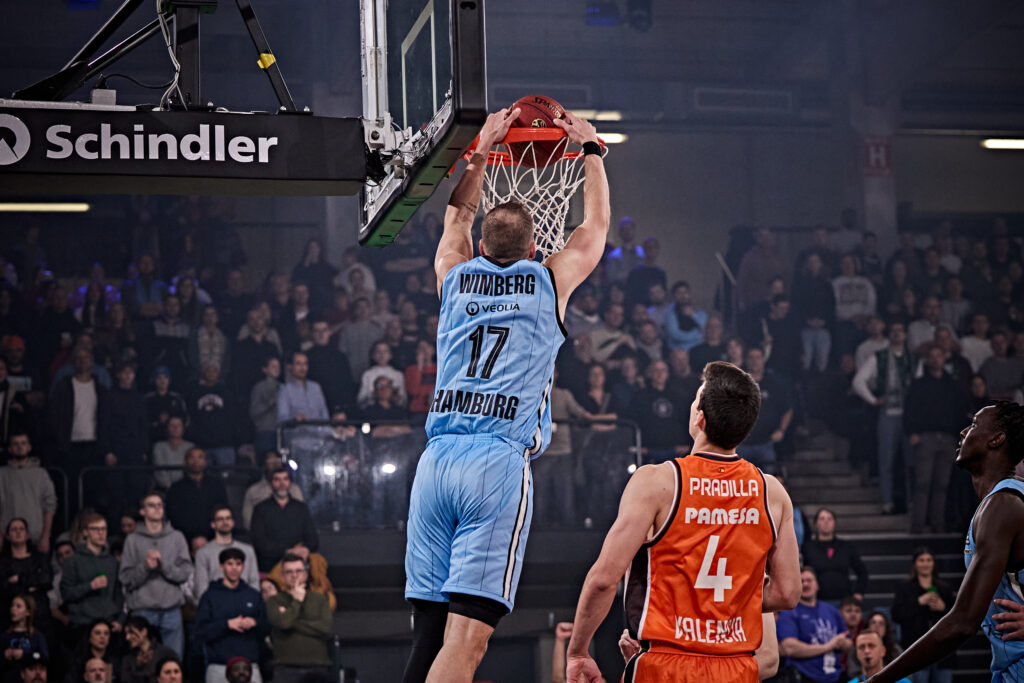 Niklas Wimberg mit Dunk gegen Valencia