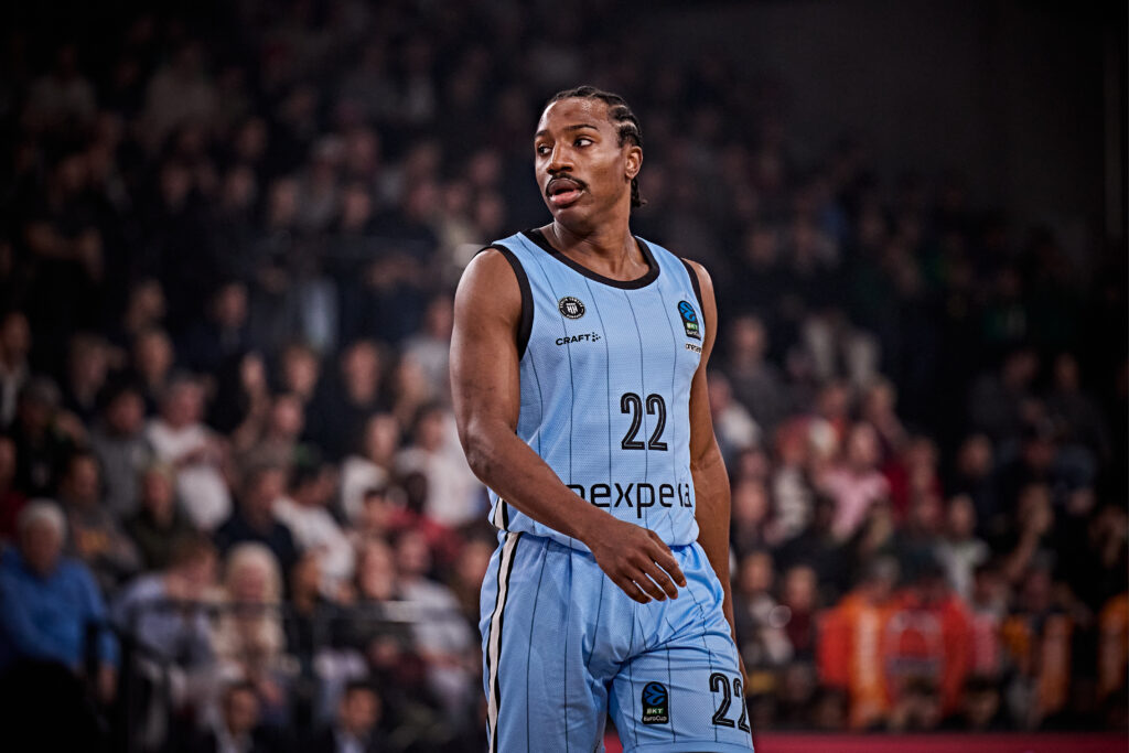 Johnathan Stove vor Fans gegen Valencia