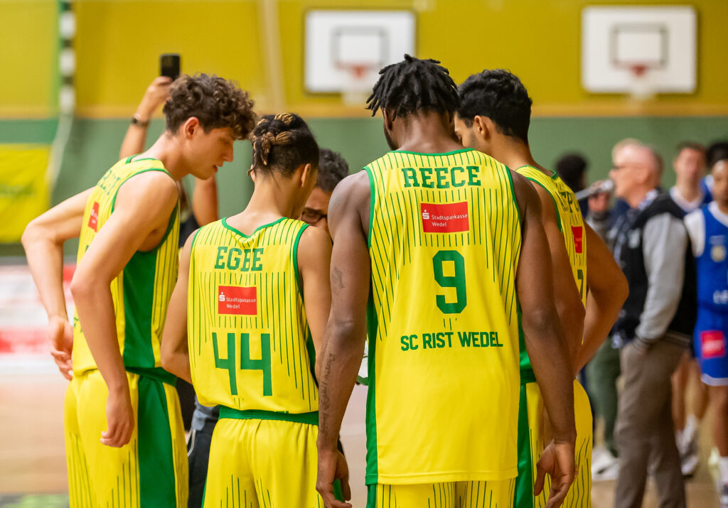 Das Team des SC Rist Wedel bespricht sich