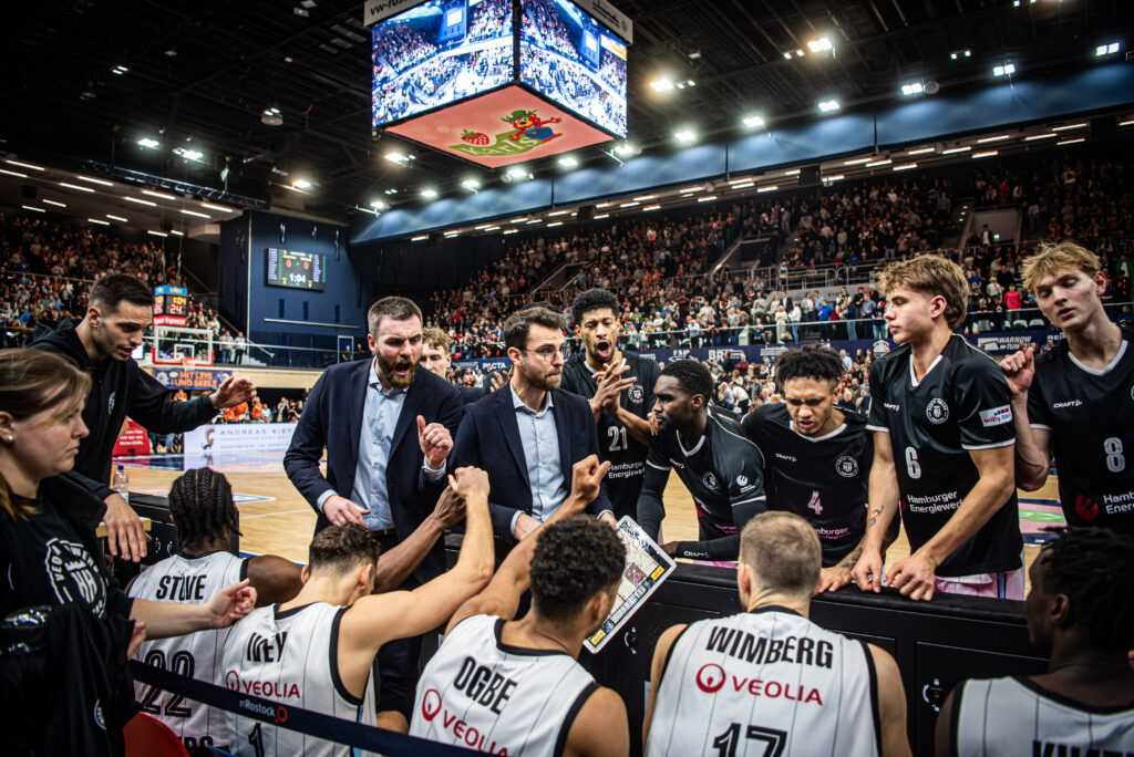 Das Team der Veolia Towers Hamburg in einer Auszeit beim Spiel gegen die ROSTOCK SEAWOLVES