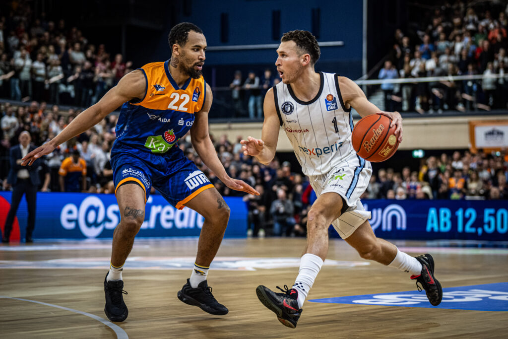 Brae Ivey von den Veolia Towers Hamburg dribbelt den Ball beim Spiel gegen die ROSTOCK SEAWOLVES