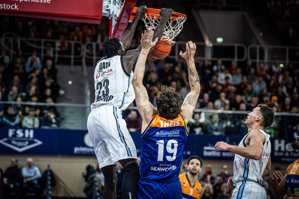 Kur Kuath von den Veolia Towers Hamburg dunkt den Ball in den Korb beim Spiel gegen die ROSTOCK SEAWOLVES