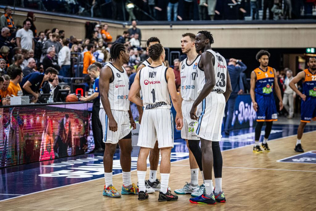 Die Veolia Towers Hamburg besprechen sich beim Spiel gegen die ROSTOCK SEAWOLVES