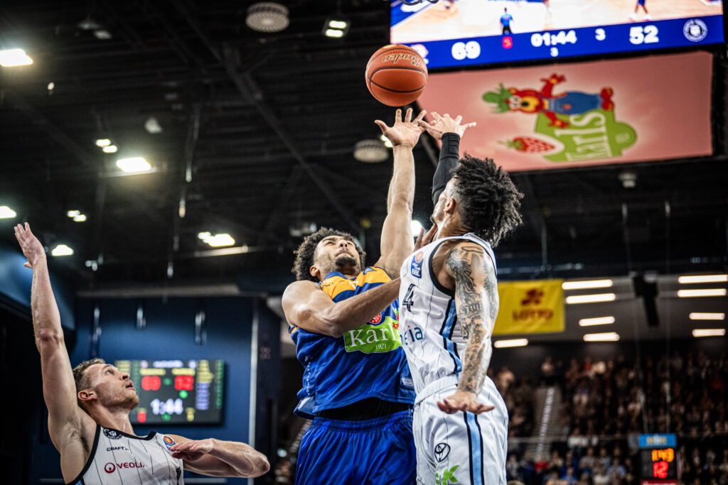 Jaizec Lottie von den Veolia Towers Hamburg springt nach dem Ball beim Spiel gegen die ROSTOCK SEAWOLVES