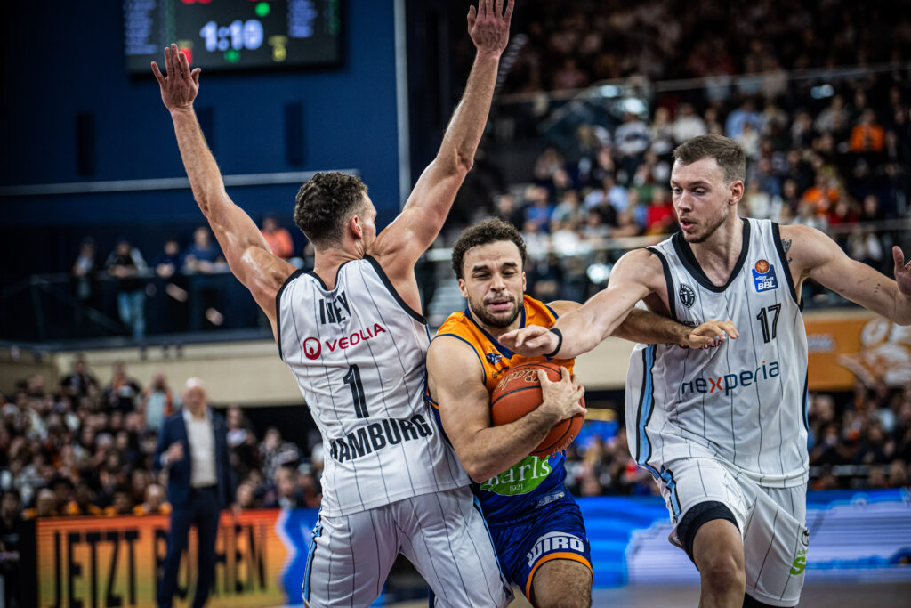 Brae Ivey und Niklas Wimberg von den Veolia Towers Hamburg verteidigen körperlich den Ball beim Spiel gegen die ROSTOCK SEAWOLVES