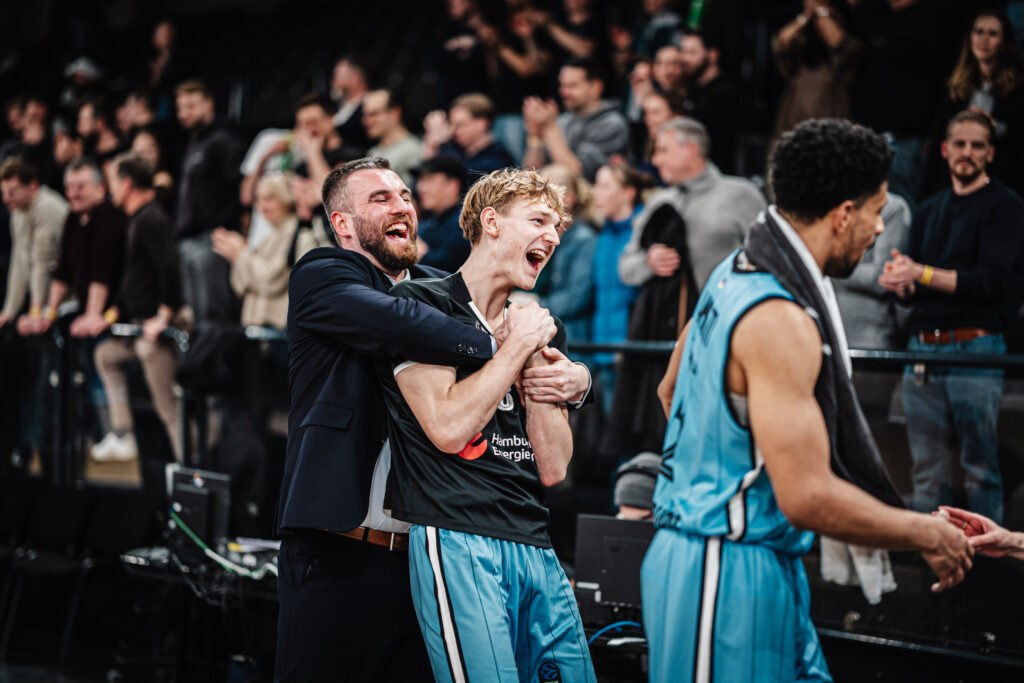Assistant Coach Stanley Witt und Jared Grey jubeln über den Sieg gegen Jerusalem
