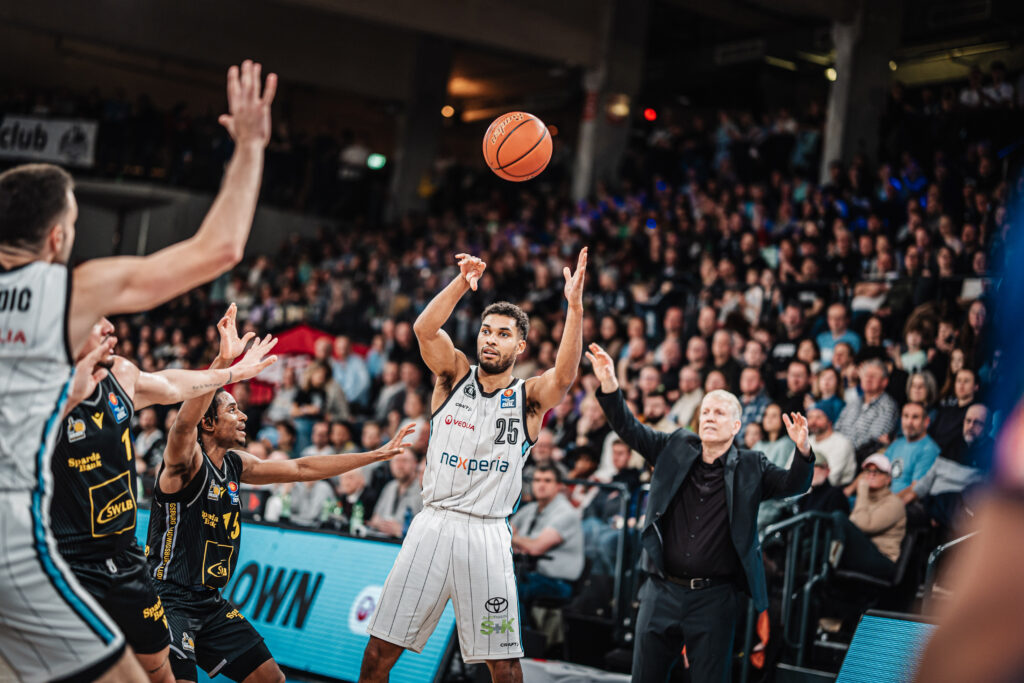 Kenneth Ogbe passt den Ball
