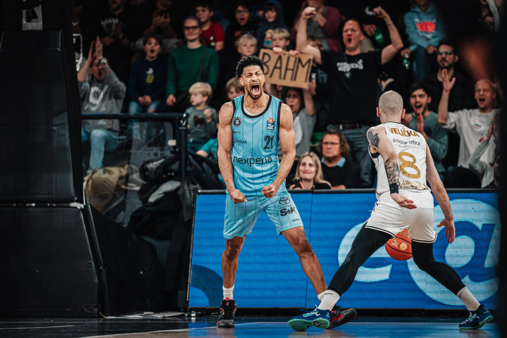 Jordan Barnett mit Jubelschrei vor emotionalen Fans