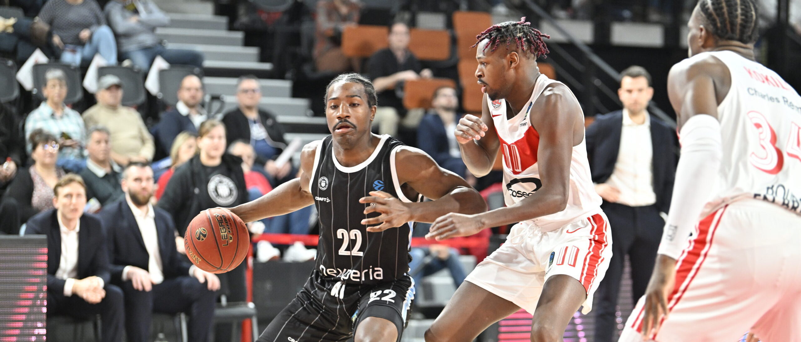 Johnathan Stove in schwarzem Trikot dribbelt den Ball