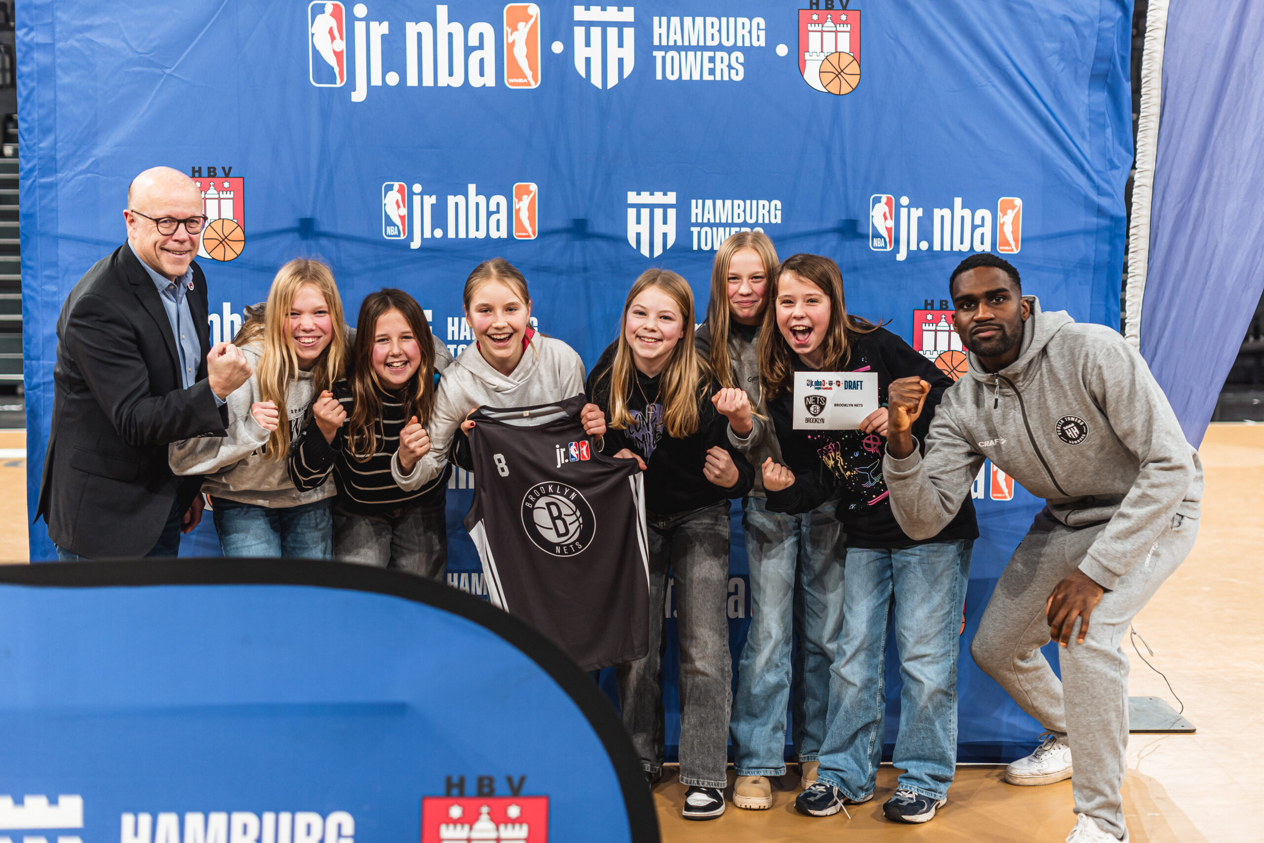 Boris Schmidt, Schülerin und Osaro Rich juebln bei Jr. NBA Draft