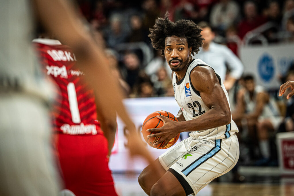 Johnathan von den Veolia Towers Hamburg am Ball beim Spiel gegen die Bamberg Baskets