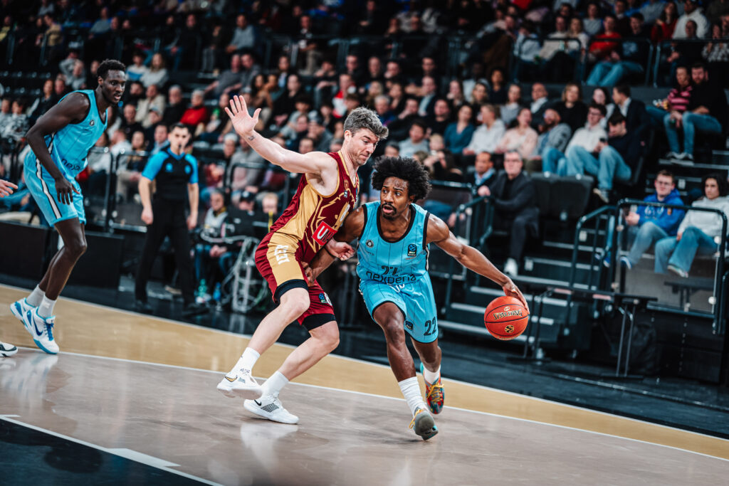 Johnathan Stove beim Dribbling gegen Gegenspieler aus Venedig
