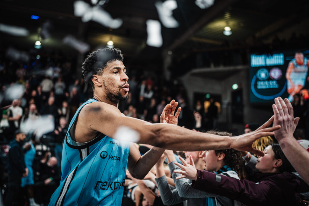 Jordan Barnett klatscht mit Fans ab
