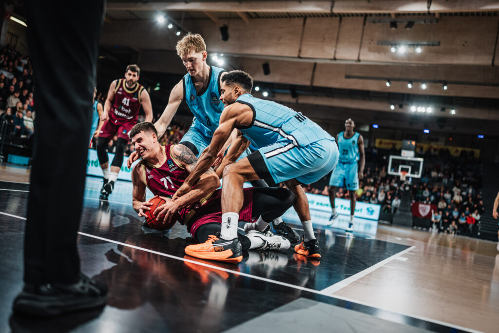Jared Grey und Kenneth Ogbe bringen Gegenspieler von Panevezys in Bedrängnis
