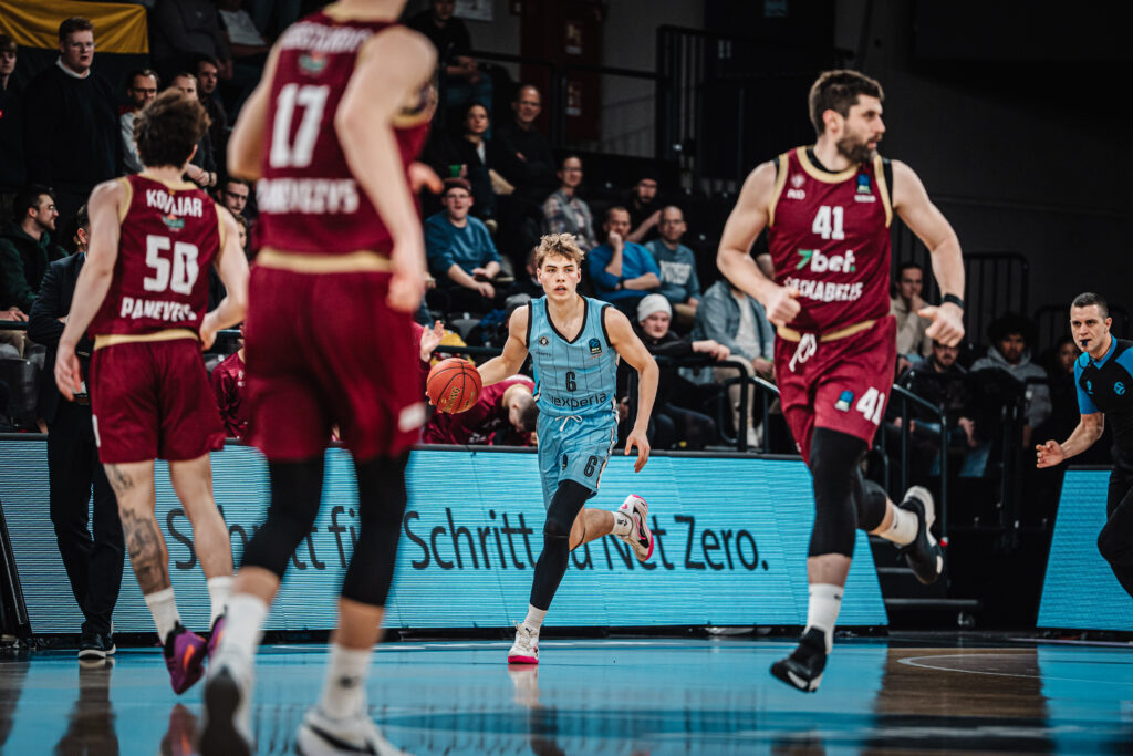 Leif Möller dribbelt den Ball