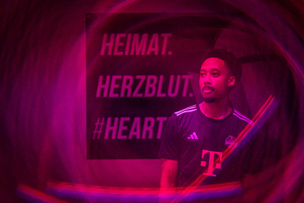 Bonn Darius McGhee vor einem Bonner Werbeplakat