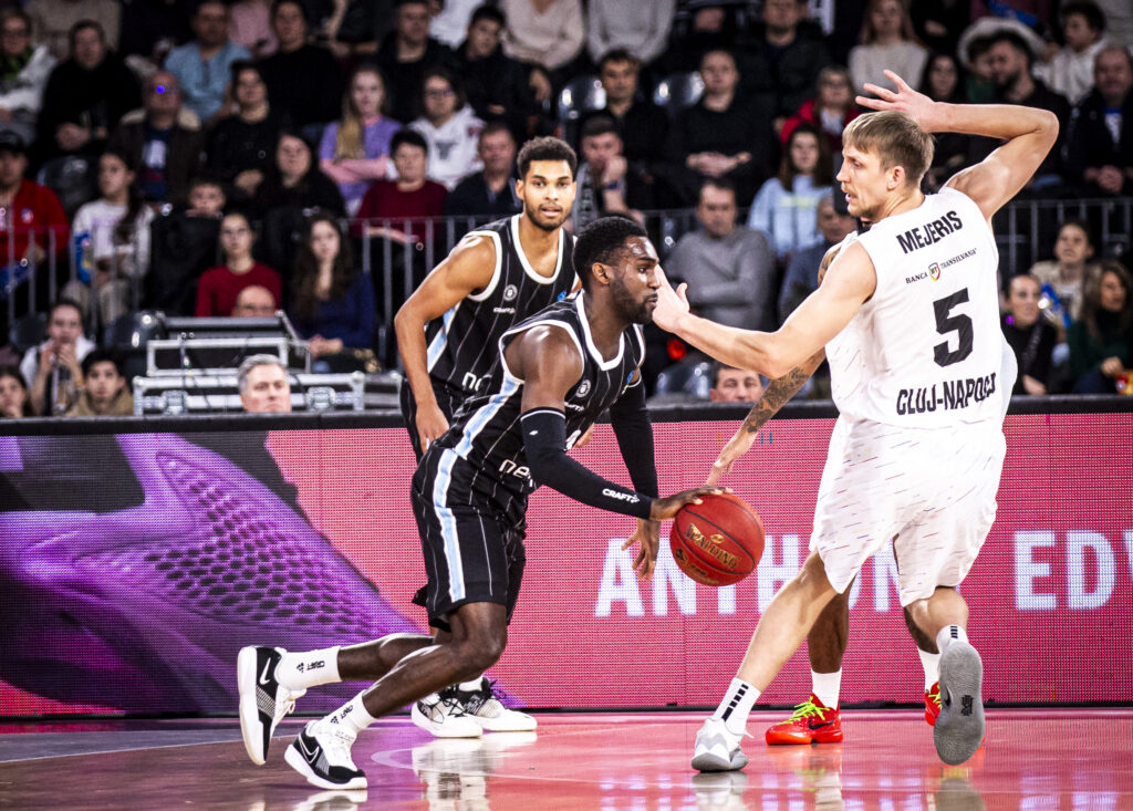 Osaro Rich dribbelt in Cluj an einem Gegenspieler vorbei