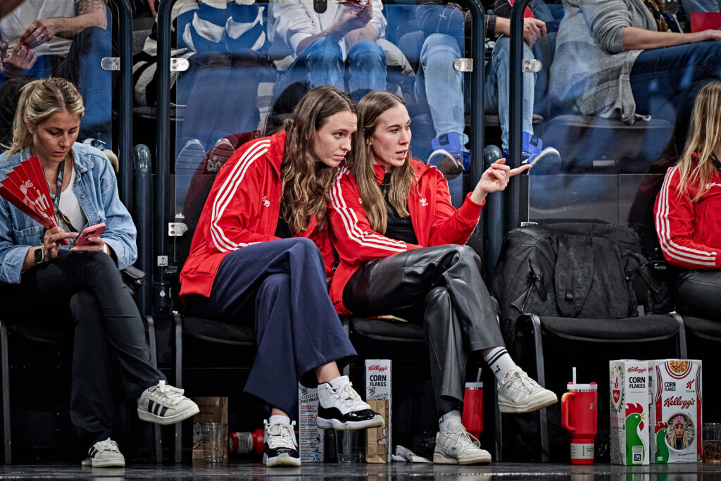 Emily Bessoir und Svenja Brunckhorst am Spielfeldrand